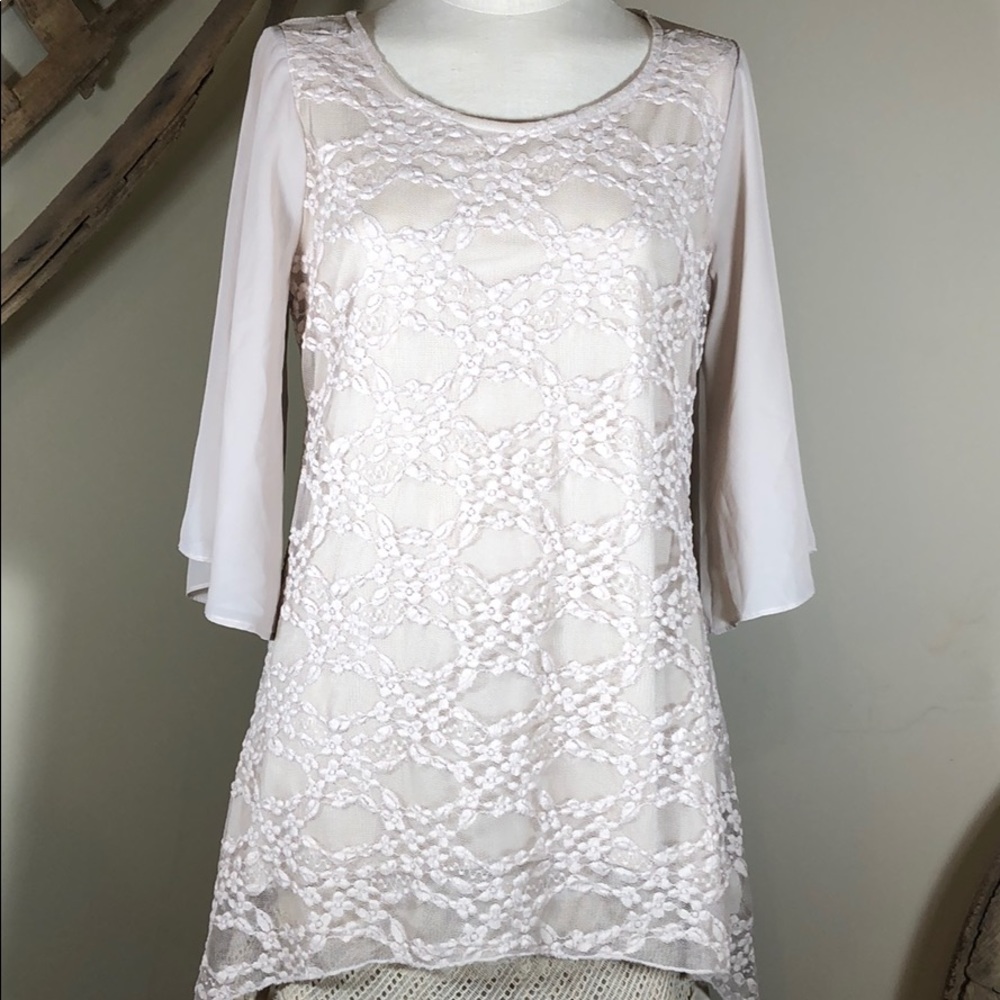 Beautiful flowing tunic-lace overlay-sheer sleeves